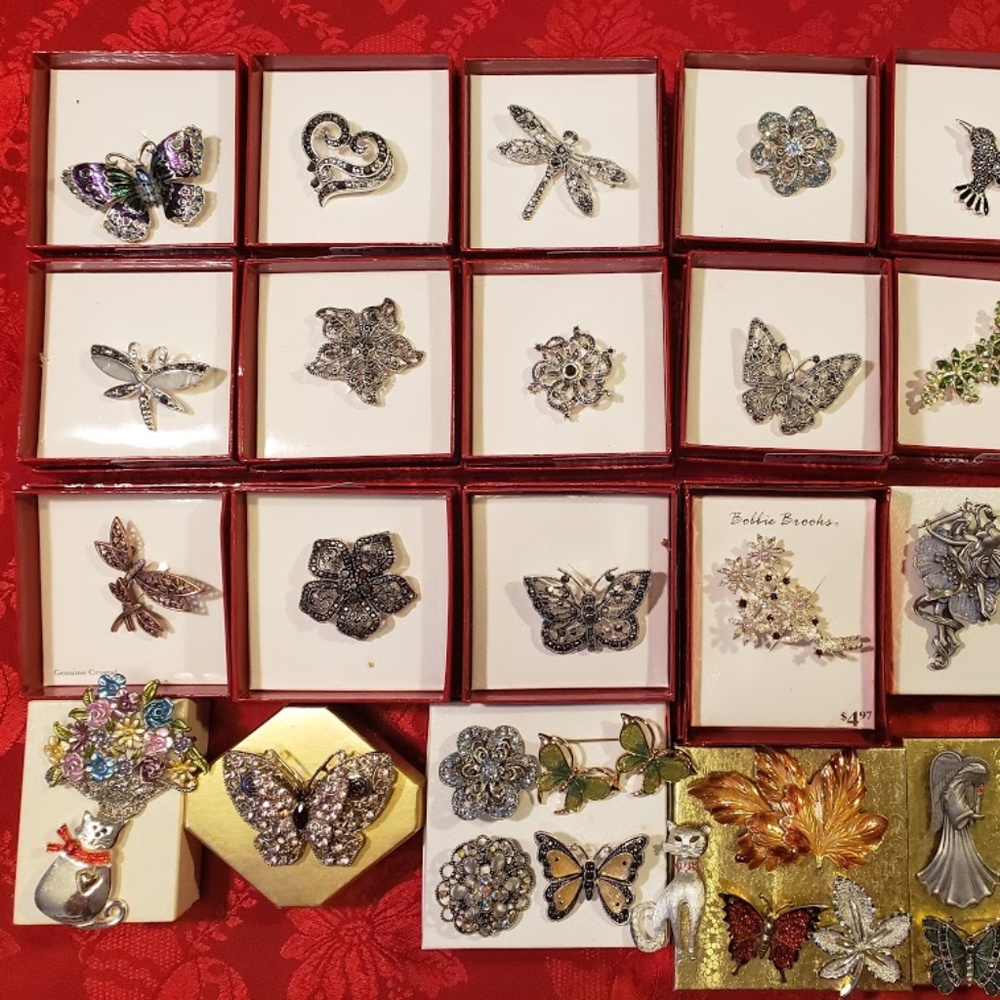 Set of Beautiful Brooches (32 Pieces)